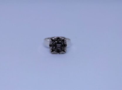 Bague en métal gris ouvragé et perle grise.