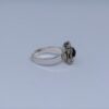 Bague en métal gris ouvragé et perle grise.