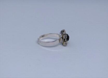 Bague en métal gris ouvragé et perle grise.
