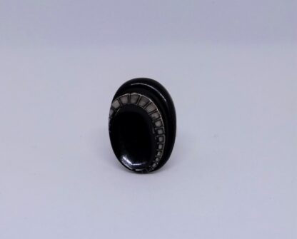 Bague en verre noir et motif argenté.