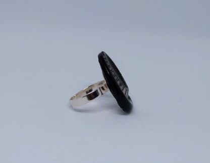 Bague en verre noir et motif argenté.