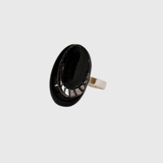 bague ovale noire en verre