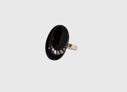 bague ovale noire en verre