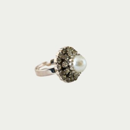 Bague strass et perle blanche.