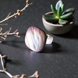 Bague en nacre irisé créée à partir d'un ancien bouton