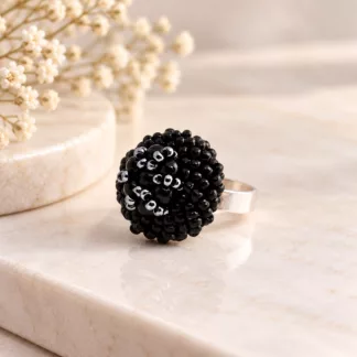 Bague Caviar réalisée à partir d'un ancien bouton bombé orné de petites perles noires