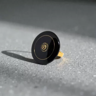 bague noire élégante