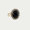 Bague dôme de résine noire, couronne de strass.