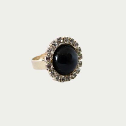 Bague dôme de résine noire, couronne de strass.