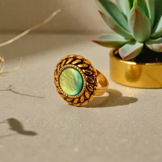 bague verte et dorée en matière synthétique créée à partir d'un ancien bouton.