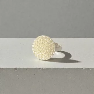 bague blanche en verre