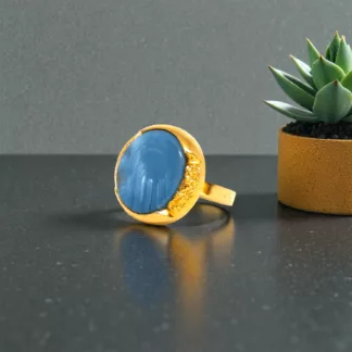 bague bleue et dorée
