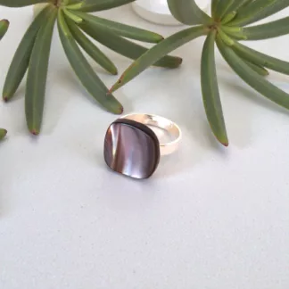 bague en nacre irisée créée à partir d'un ancien bouton