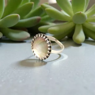 bague de nacre grise et métal argenté créée à partir d'un ancien bouton.