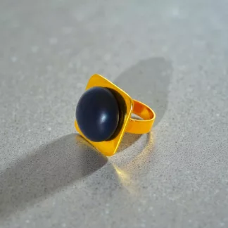 bague résine bleue et métal doré créée à partir d'un ancien bouton