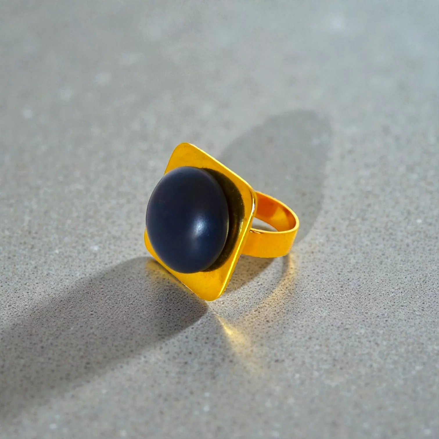 bague résine bleue et métal doré créée à partir d'un ancien bouton