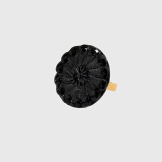 bague en verre noire en forme de rosace