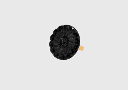 bague en verre noire en forme de rosace