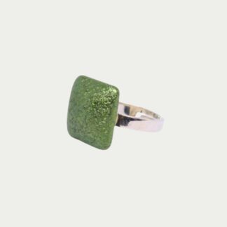 bague verte carrée