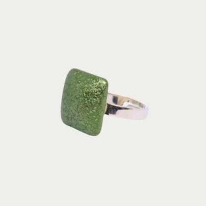 bague verte carrée