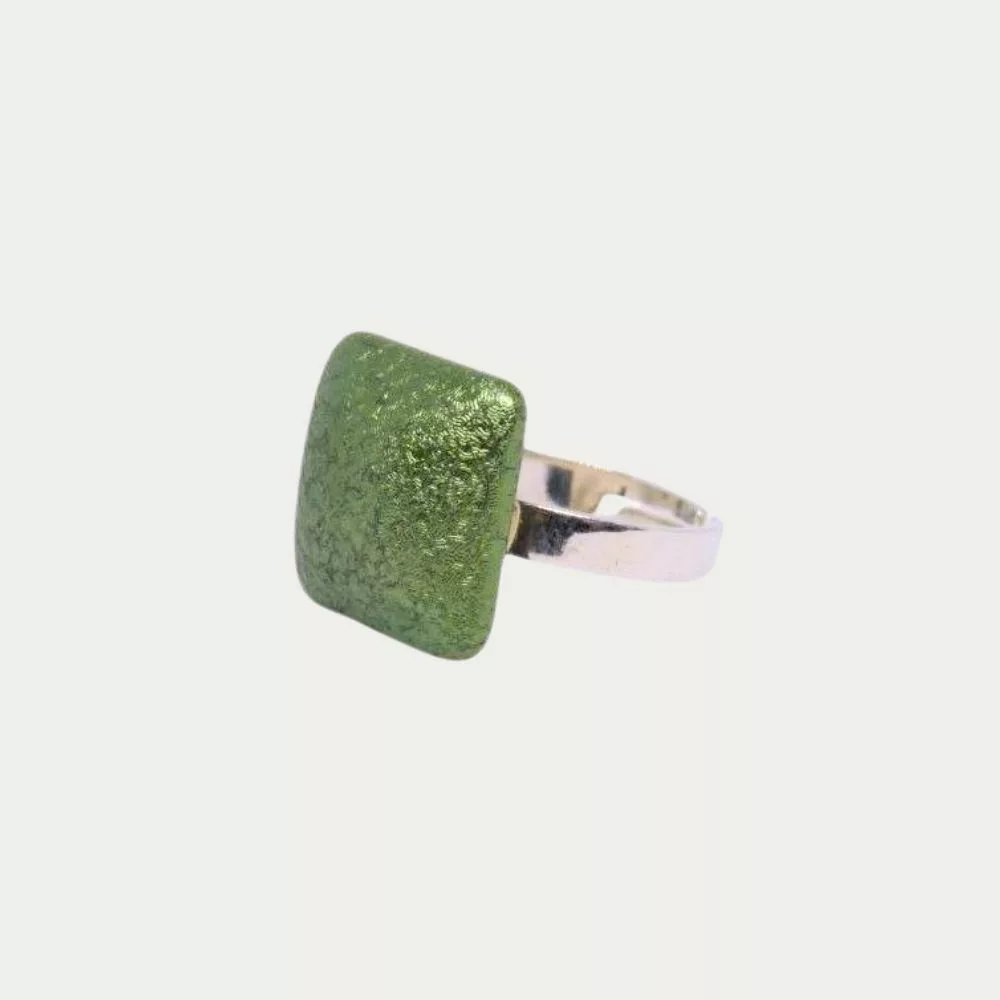 bague verte carrée