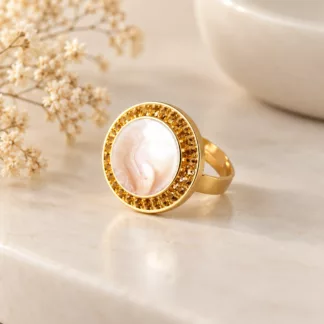 Bague beige et dorée Sable, ancien bouton nacré entouré de détails dorés