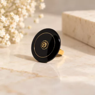 Bague Duchesse noire à motifs dorés créée à partir d'un ancien bouton rond