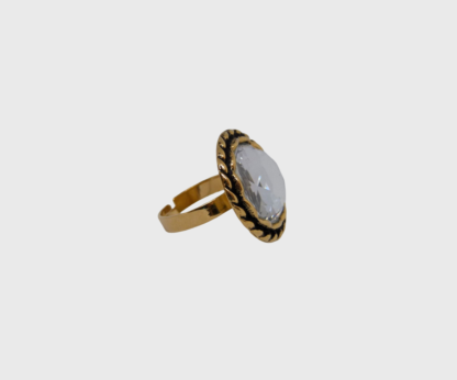 Bague en verre blanc à facettes.