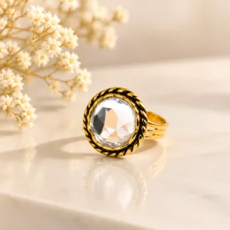 Bague Facettes avec cabochon transparent à effet miroir et entourage doré torsadé