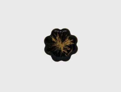 Bague en résine noire et incrustation dorée.