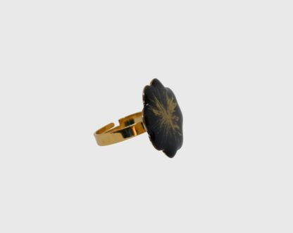 Bague en résine noire et incrustation dorée.