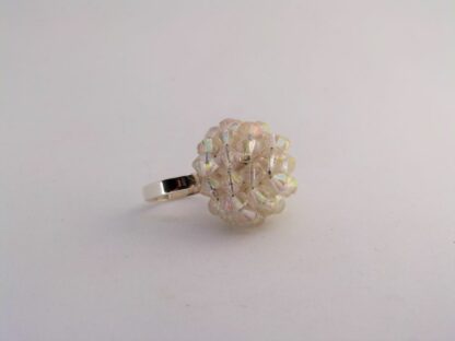 Bague en forme de dôme. Perles de verre transparent.