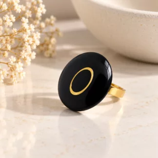 Bague noire à motif doré Ô, créée à partir d'un ancien bouton noir brillant au design graphique