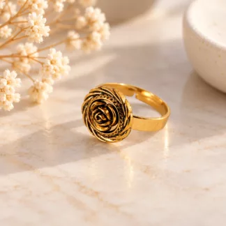 Bague Romantique dorée ornée d'une rose sculptée aux détails patinés