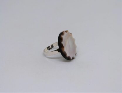 Bague plateau de nacre grise