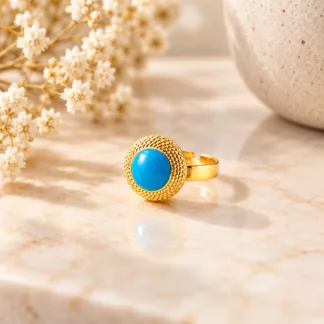 Bague Caraïbes avec ancien bouton bleu turquoise entouré de métal doré texturé