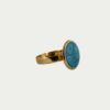 Bague bleu azur et métal doré.