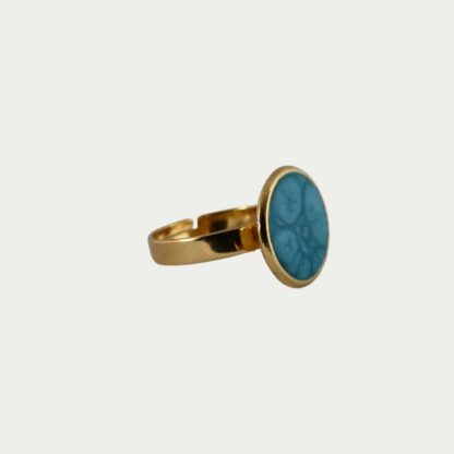 Bague bleu azur et métal doré.