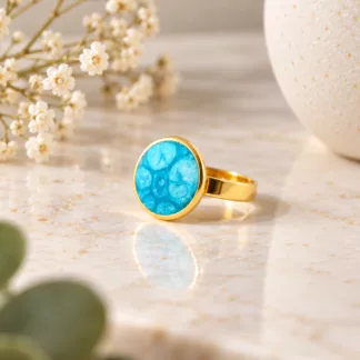 Bague bleu turquoise Azur avec ancien bouton en résine marbrée et contour doré