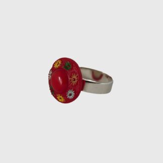 bague rouge avec des fleurs