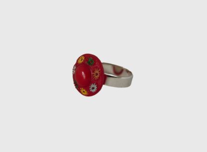 bague rouge avec des fleurs