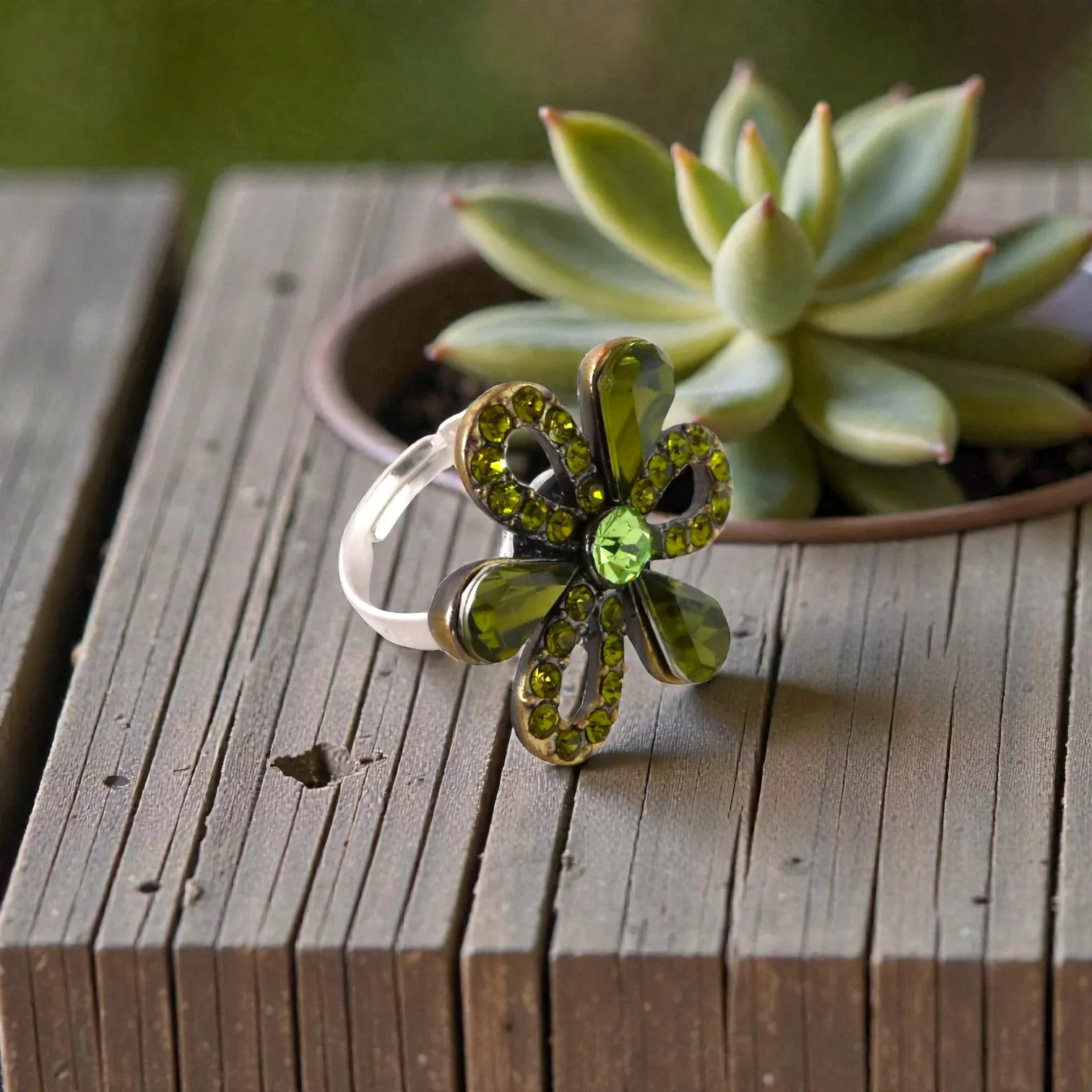 bague fleur strass verts