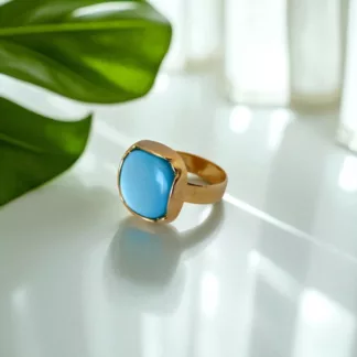 bague métal doré et résine bleue créée à partir d'un ancien bouton.