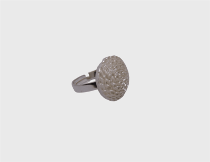 Bague verre blanc nacré.