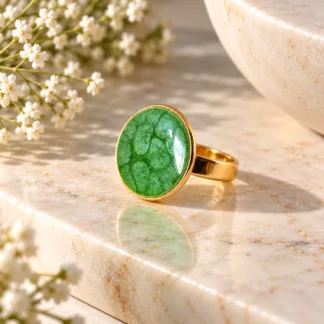 Bague verte marbrée Amazonie créée à partir d'un ancien bouton rond cerclé de doré
