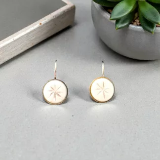 Boucles d'oreilles Flocon en anciens boutons en métal blancs ornés d'un motif étoilé argenté, création upcyclée.