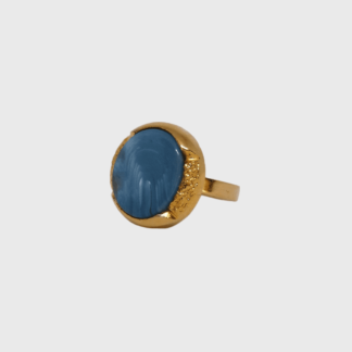 bague bleue et dorée