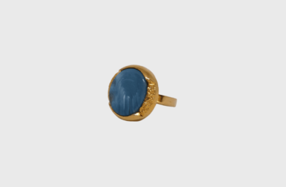 bague bleue et dorée