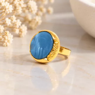 Bague Marie-Galante au cabochon bleu brillant et à la bordure dorée texturée