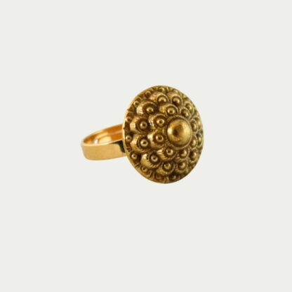 Bague en métal doré ouvragé.